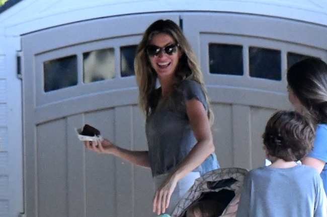              La ex angel de Victorias Secret parecia euforica de pasar tiempo con sus hijos a pesar de que su matrimonio con Tom Brady aparentemente estaba llegando a su fin            
