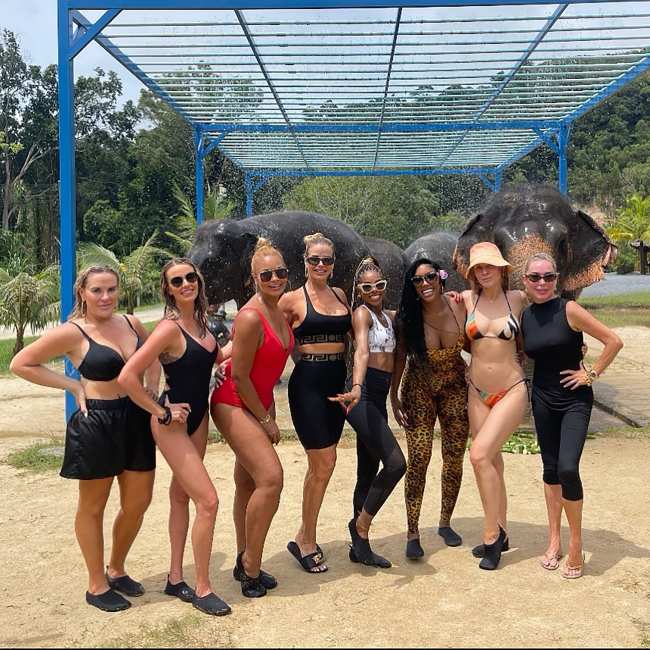 Heather Gay a la izquierda le dijo a Page Six que todo el elenco de Real Housewives Ultimate Girls Trip toco caca de elefante en Tailandia