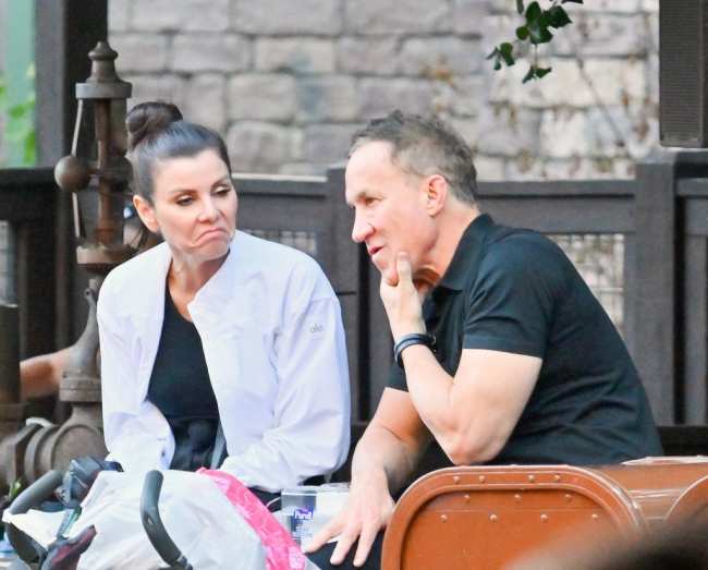 EXCLUSIVO Heather Dubrow y su esposo Terry Dubrow demuestran que su relacion sigue siendo solida mientras se abrazan mientras disfrutan de un dia divertido en Disneyland