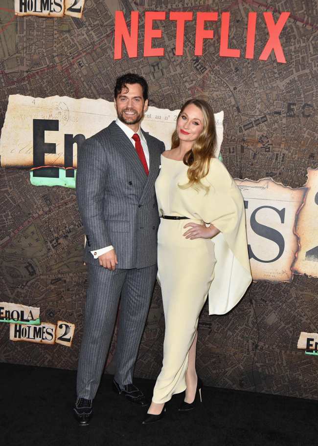              Henry Cavill y Natalie Viscuso hicieron su debut en la alfombra roja en el estreno de Enola Holmes 2             