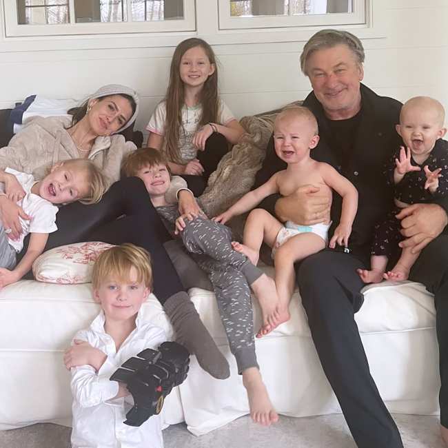 Alec e Hilaria Baldwin revelaron a su nuevo bebe el lunes con una foto familiar que muestra a los siete ninos