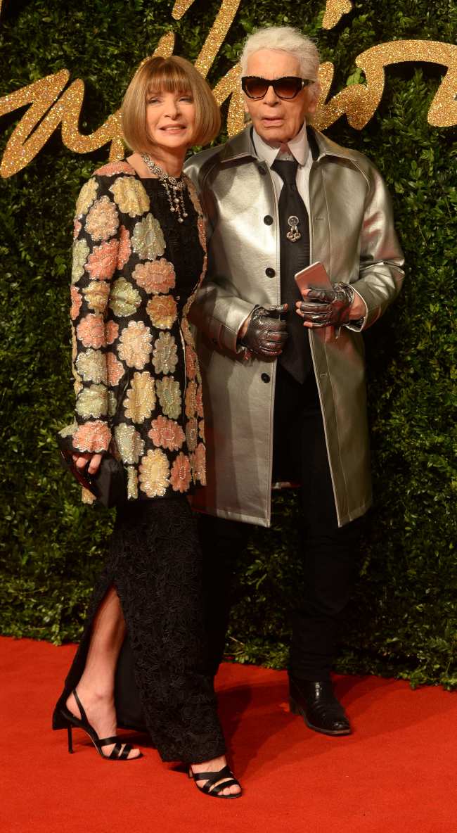 Lagerfeld poso con la editora en jefe de Vogue Anna Wintour en los British Fashion Awards en 2015