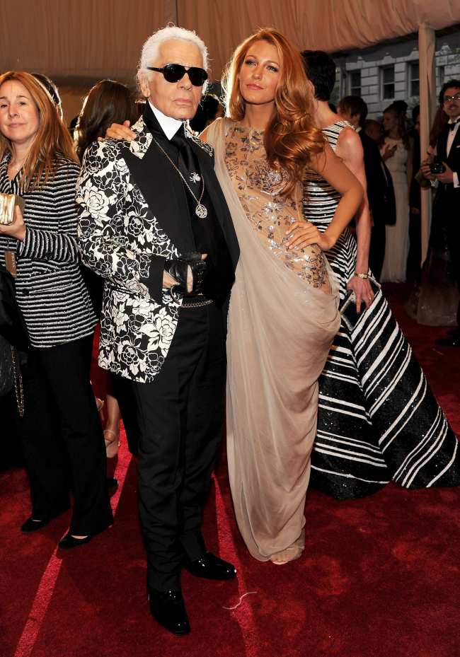 Lagerfeld poso con Blake Lively en la alfombra roja de Met Gala 2011