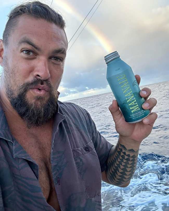              El actor tambien compartio una foto del arcoiris en su botella de agua            