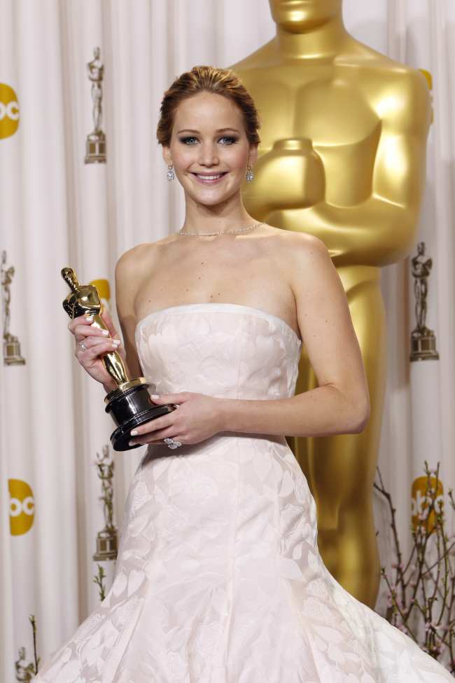             Lawrence gano su primer Oscar a los 22 anos por Silver Linings Playbook solo dos anos despues de obtener su primera nominacion           