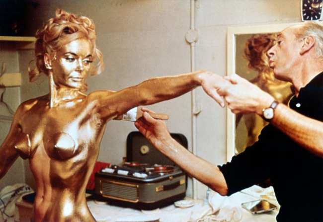 GOLDFINGER desde la izquierda Shirley Eaton maquilladora Paul Rabiger 1964