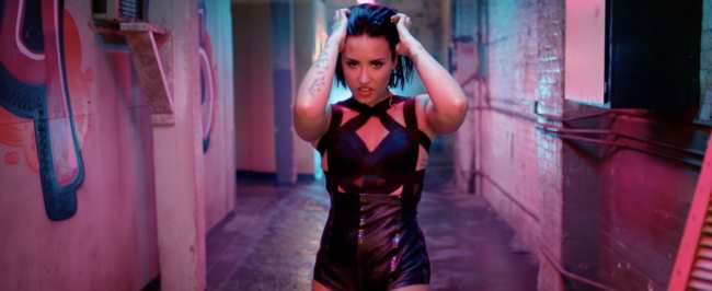             Demi Lovato insinuo una vez que Cool for the Summer se trataba de experimentar con su sexualidad           
