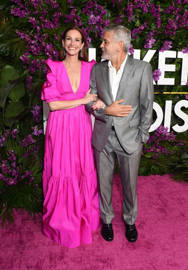              Julia Roberts combino la alfombra rosa con el coprotagonista de Ticket to Paradise George Clooney en el estreno de la pelicula            