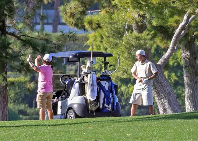 Justin Bieber camina por un elegante campo de golf privado en Los Angeles con los pantalones bajados sosteniendo sus partes intimas mientras busca un lugar para orinar