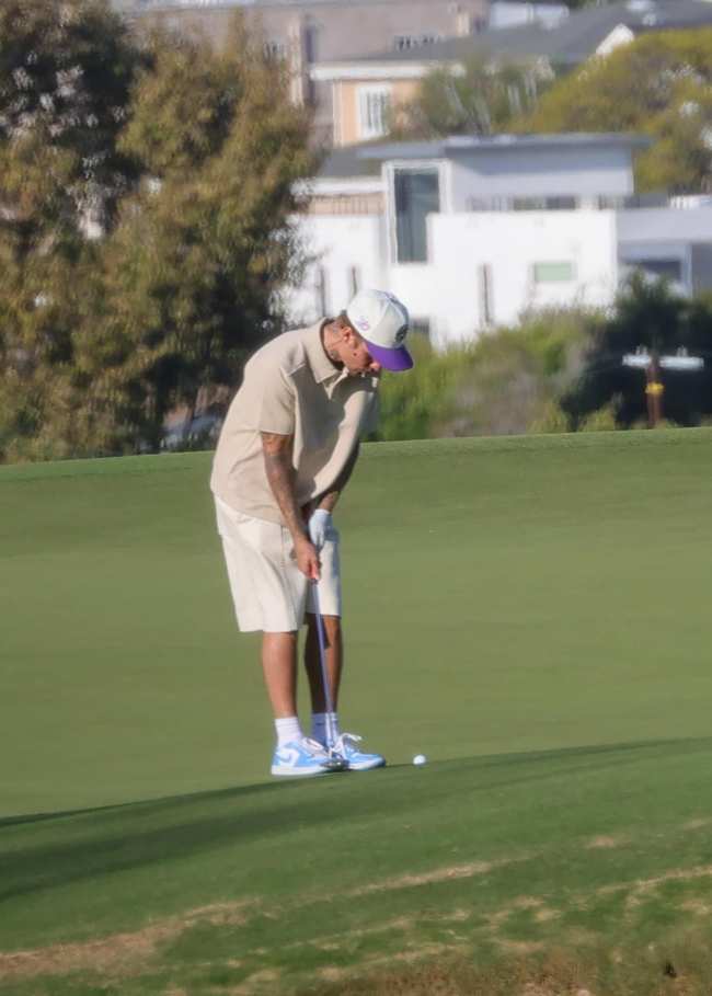 Justin Bieber camina por un elegante campo de golf privado en Los Angeles con los pantalones bajados sosteniendo sus partes intimas mientras busca un lugar para orinar