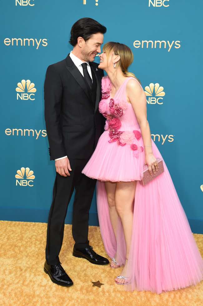             Los futuros padres hicieron su debut en la alfombra roja en los Emmy 2022            