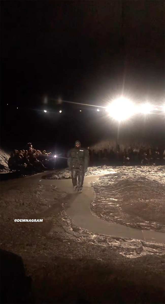 Kanye West hace su debut en la pasarela durante el fangoso desfile de la semana de la moda de Paris de Balenciaga