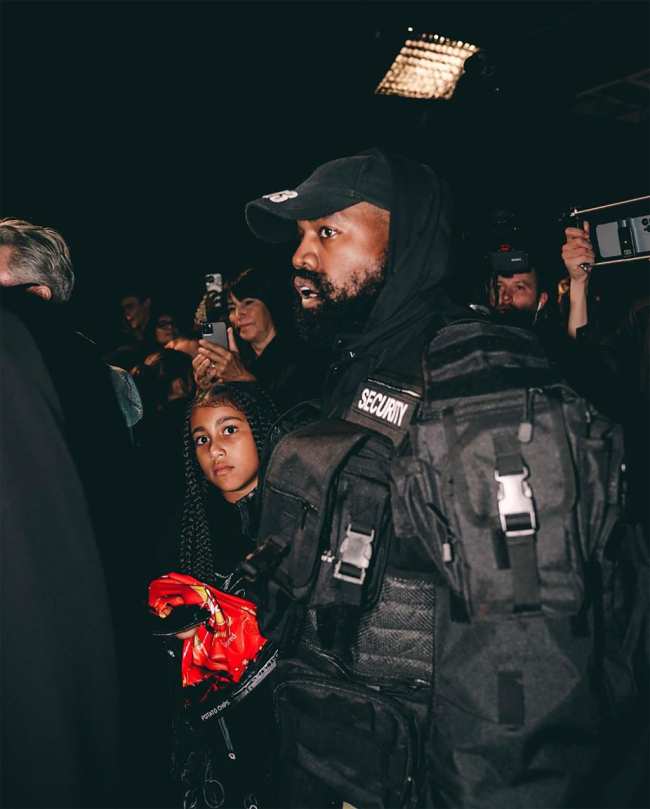 Kanye West hace su debut en la pasarela durante el fangoso desfile de la semana de la moda de Paris de Balenciaga