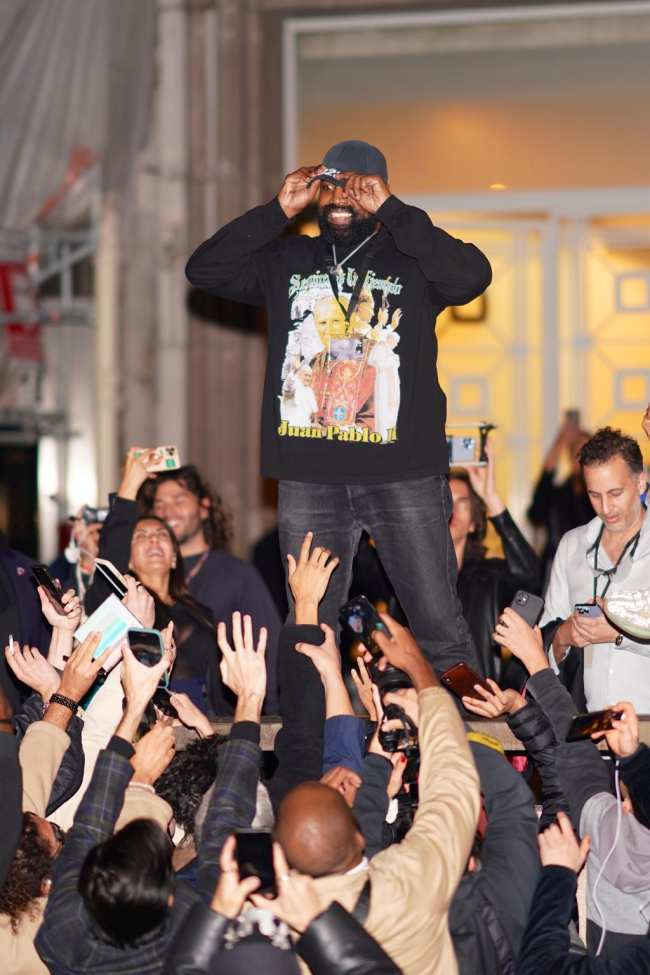 Kanye West usa un sueter de White Lives Matter mientras celebra con fanaticos en Paris