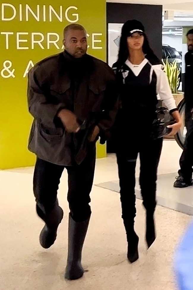 EXCLUSIVO PREMIUM Kanye West sigue cortejando a la modelo brasilena Juliana Nalu mientras disfrutan de una cita cinematografica en Hollywood