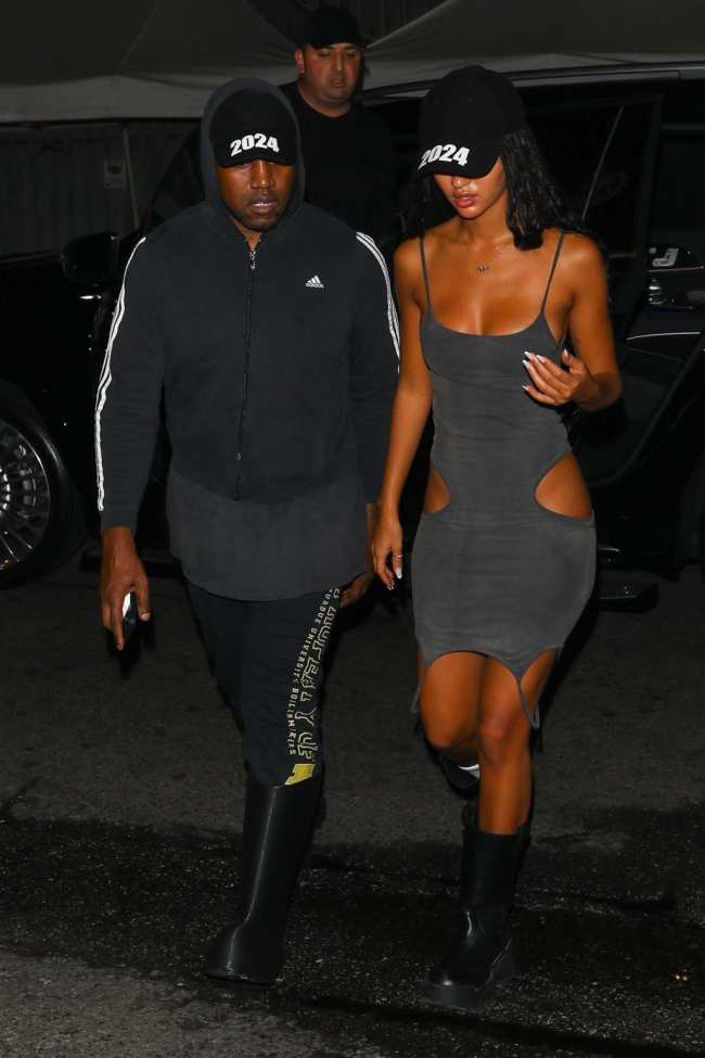 EXCLUSIVO PREMIUM Kanye West esta de vuelta en la escena de las citas cuando llega a una fabrica de ropa con una mujer misteriosa