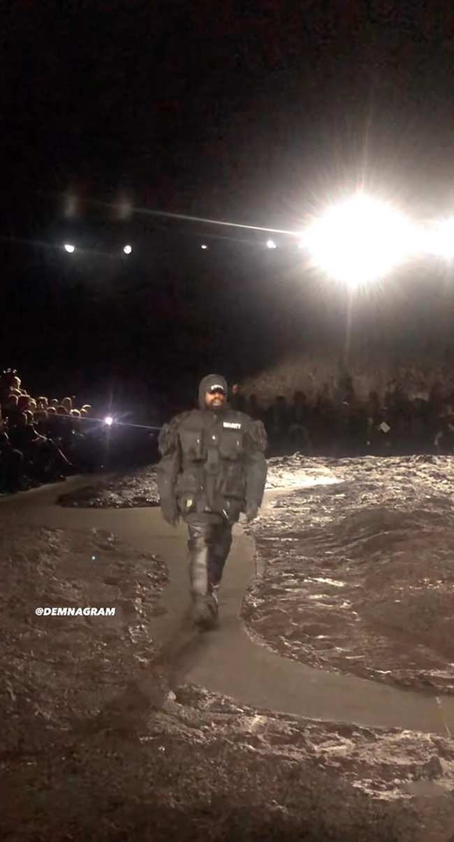 Kanye West hace su debut en la pasarela durante el fangoso desfile de la semana de la moda de Paris de Balenciaga