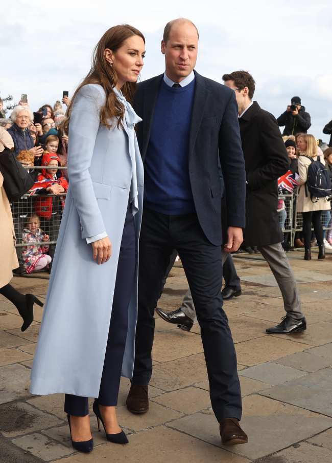 El principe y la princesa de Gales fueron recibidos por cientos de espectadores fuera del castillo de Carrickfergus