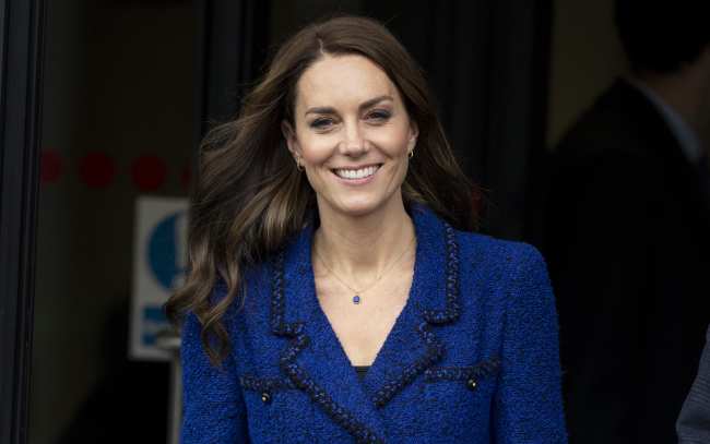              La Princesa de Gales combino su blazer con un delicado collar de Astley Clarke en el mismo tono azul            