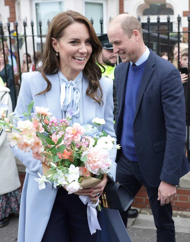 La princesa sonrio cuando le dieron un ramo de flores en Belfast