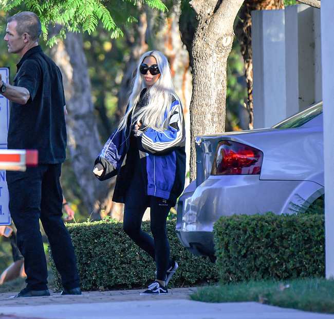 Kim Kardashian es vista vestida con zapatillas Vans mientras visita a Spiritual Healer en Beverly Hills CA