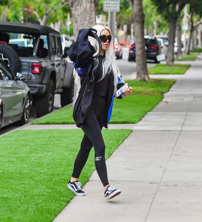 EXCLUSIVO Kim Kardashian es vista vestida con zapatillas Vans mientras visita a un sanador espiritual en Beverly Hills CA