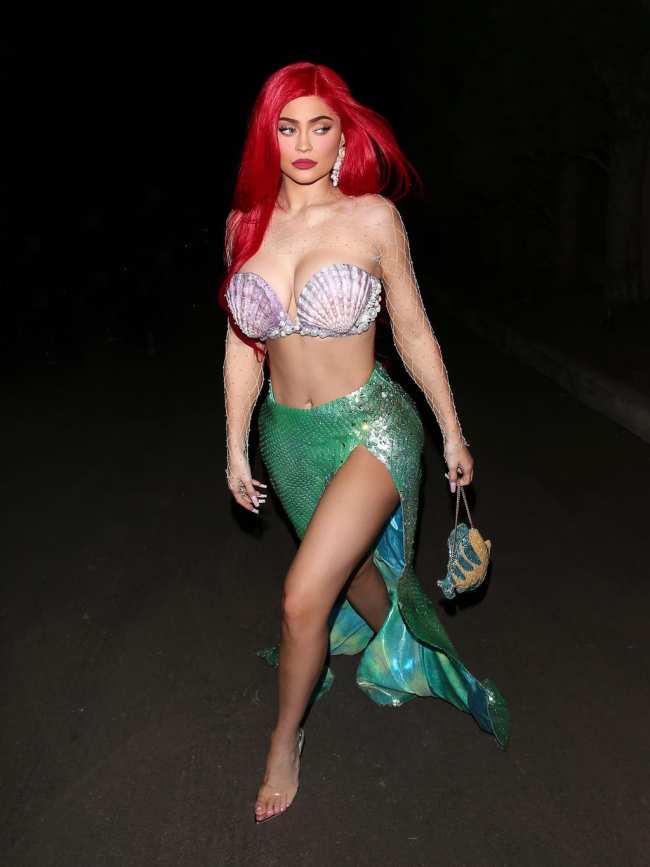 EXCLUSIVO Kylie Jenner se ve impresionante mientras se viste como Ariel de La Sirenita para una fiesta de Halloween en Beverly Hills CA