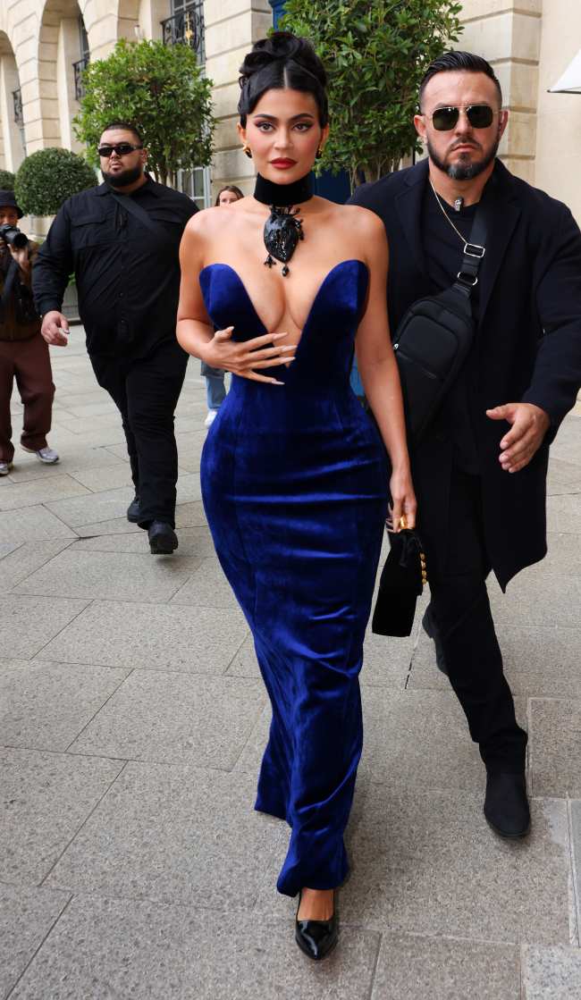             Jenner              uso su cabello recogido en un peinado espectacular para el desfile de Schiaparelli en la Semana de la Moda de Paris           