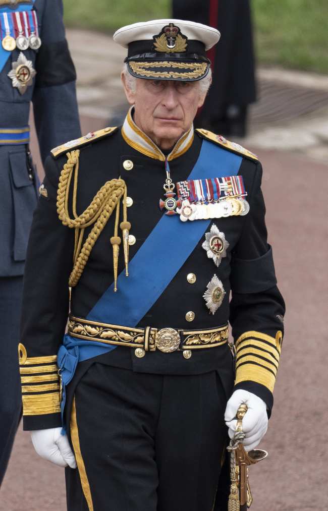              La fecha de la coronacion del rey Carlos se selecciono antes de la apertura del Parlamento dice Bower            