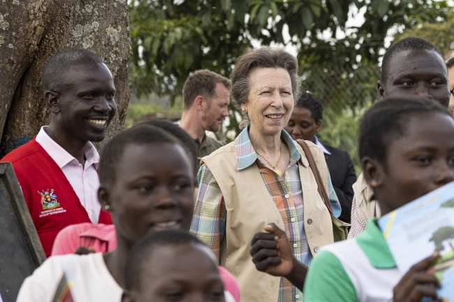              La Princesa Ana conocio a los ninos durante una visita al Asentamiento de Refugiados de Kyangwali en el oeste de Uganda el jueves como parte de su gira real            