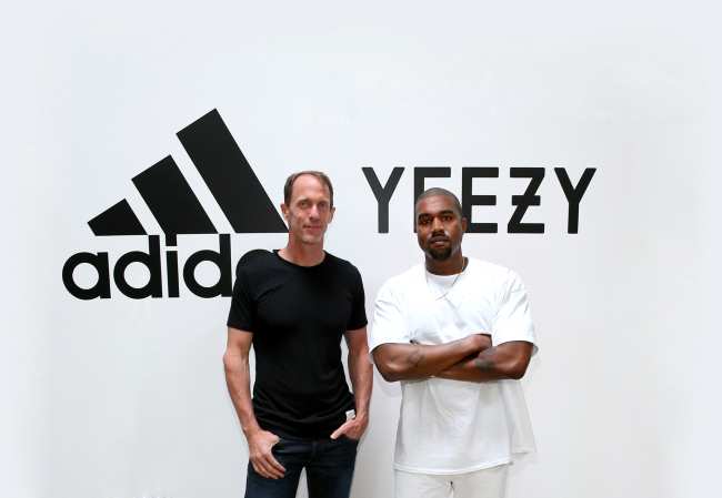              El ex jefe de marca de Adidas Eric Liedtke poso con West en 2016 poco despues de anunciar el contrato de Yeezy por 10 anos de la compania            