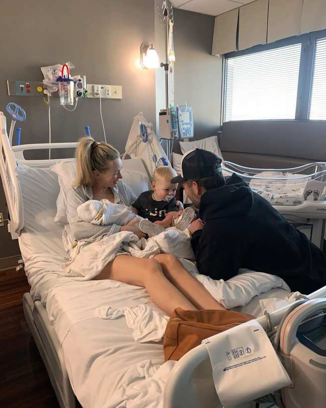 Lauren Bushnell y Chris Lane y ninos en el hospital