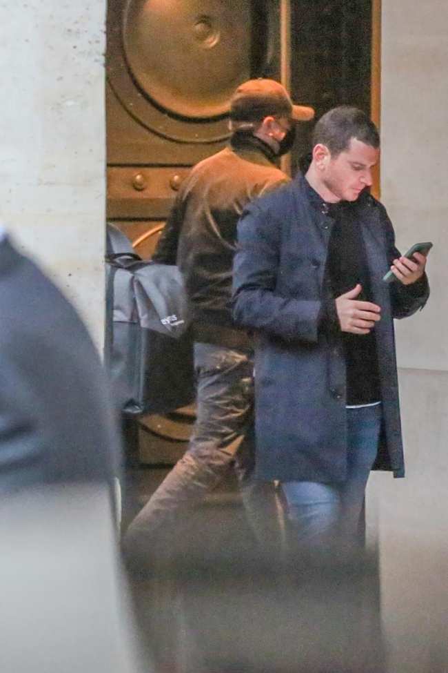 EXCLUSIVA Leonardo DiCaprio intenta pasar de incognito al llegar a su hotel en Paris