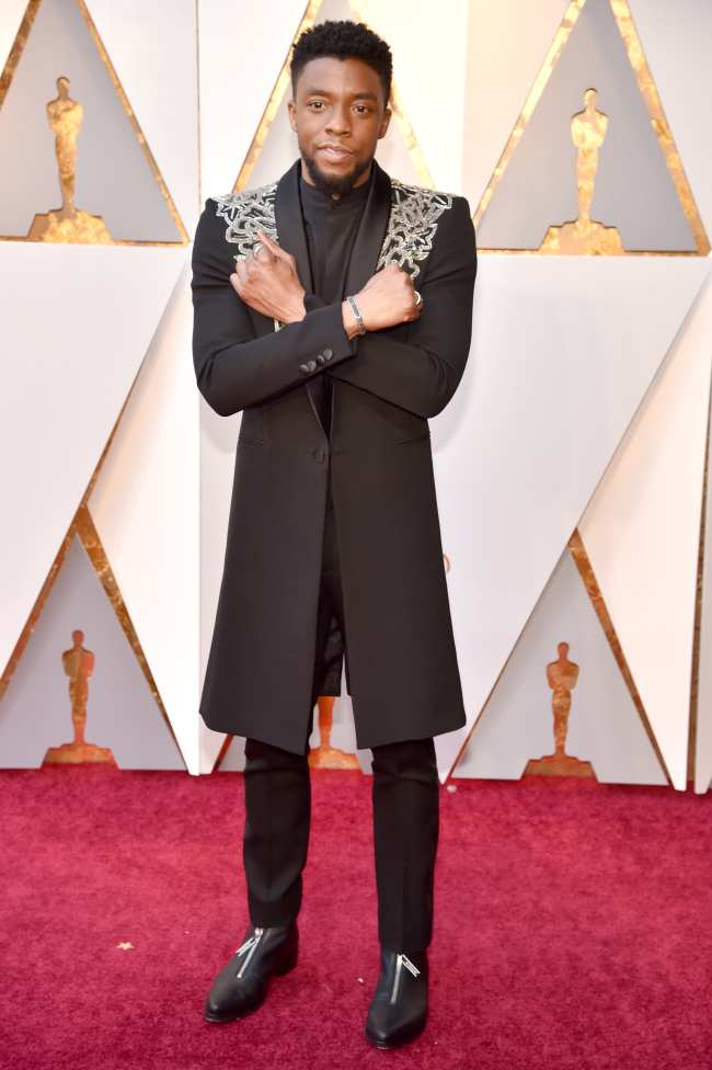              Chadwick Boseman poso en la alfombra roja de los Oscar 2018 con un traje de Givenchy Couture con adornos similares            