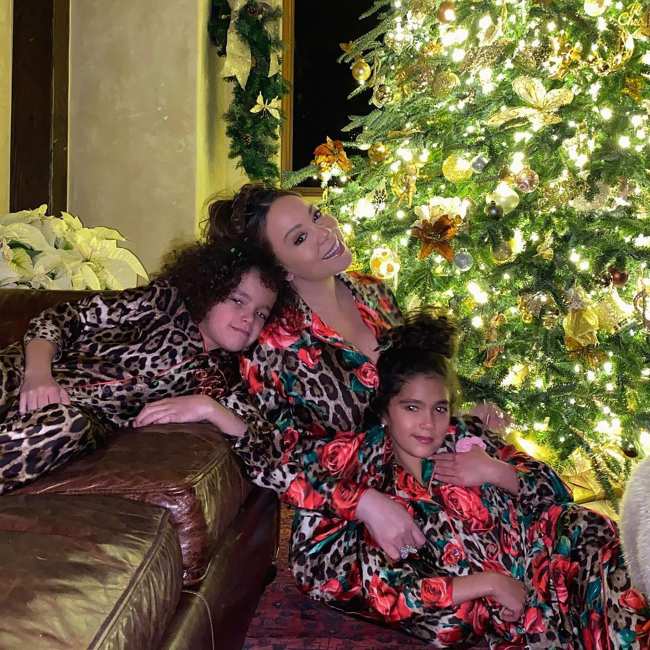             Monroe y mami se hermanaron en pijamas para la Navidad de 2020 con Marruecos luciendo un par coordinado sin flores            