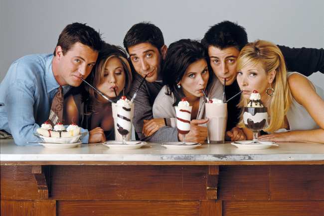 foto del elenco para el programa Friends de todos ellos bebiendo batidos