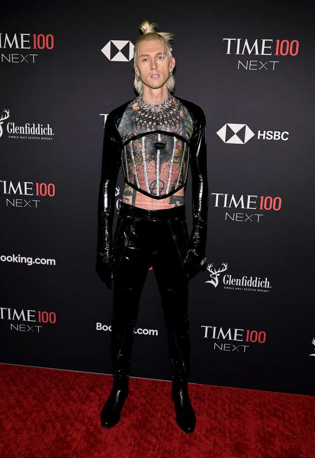              La cantante de Bloody Valentine uso un top transparente y pantalones y pantalones de cuero a juego            