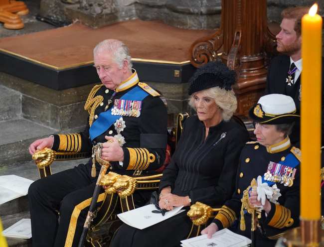 Segun los informes el rey Carlos no tomara una decision sobre si los hijos de los Sussex recibiran los titulos de Principe y Princesa hasta que sepa que hay en el programa y las proximas memorias de Harry