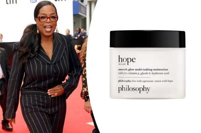 Una imagen dividida de Oprah con un traje negro y un frasco de humectante Philosophy