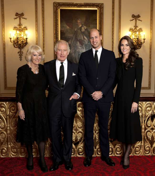 El palacio compartio un nuevo retrato del rey Carlos III la reina consorte y el principe y la princesa de Gales tomado la noche anterior al funeral de la reina Isabel II