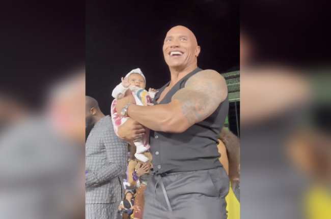 Papa llevo a su bebe a Dwayne The Rock Johnson