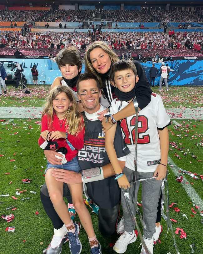 Gisele Bundchen y Tom Brady con sus tres hijos despues de que el mariscal de campo ganara el Super Bowl