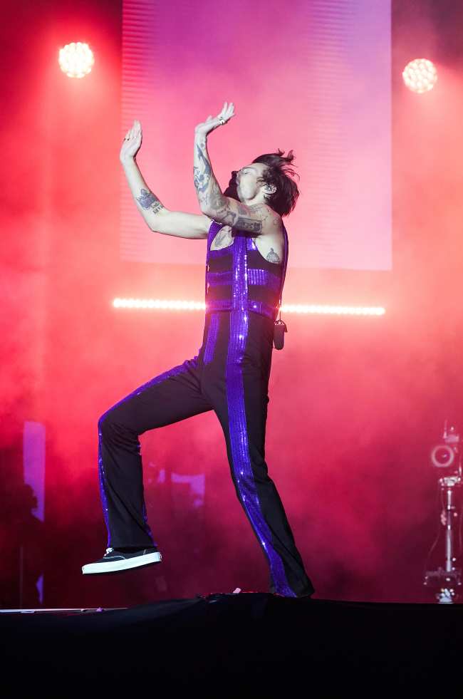 Harry Styles actuando en el escenario principal durante el Big Weekend de BBC Radio 1 con un atuendo de lentejuelas purpura