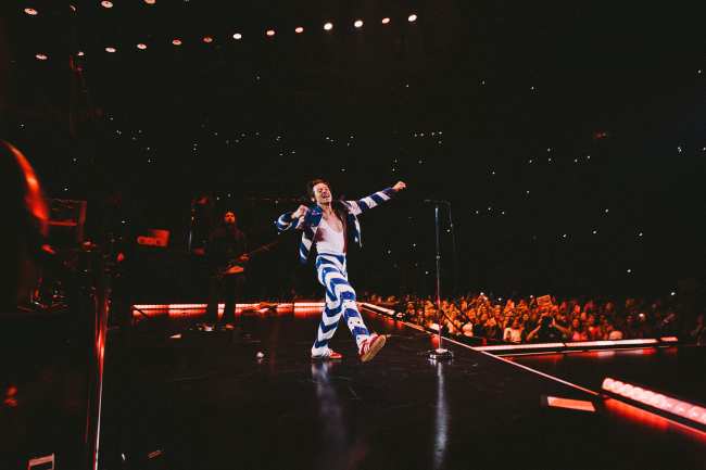              El cantante ha usado el collar Adidas x Gucci en casi todos los espectaculos de su gira             