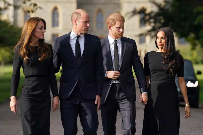              Harry y Markle vistos aqui con el Principe William y Kate Middleton abandonaron la familia real en 2020 despues de que la actriz experimentara pensamientos suicidas             