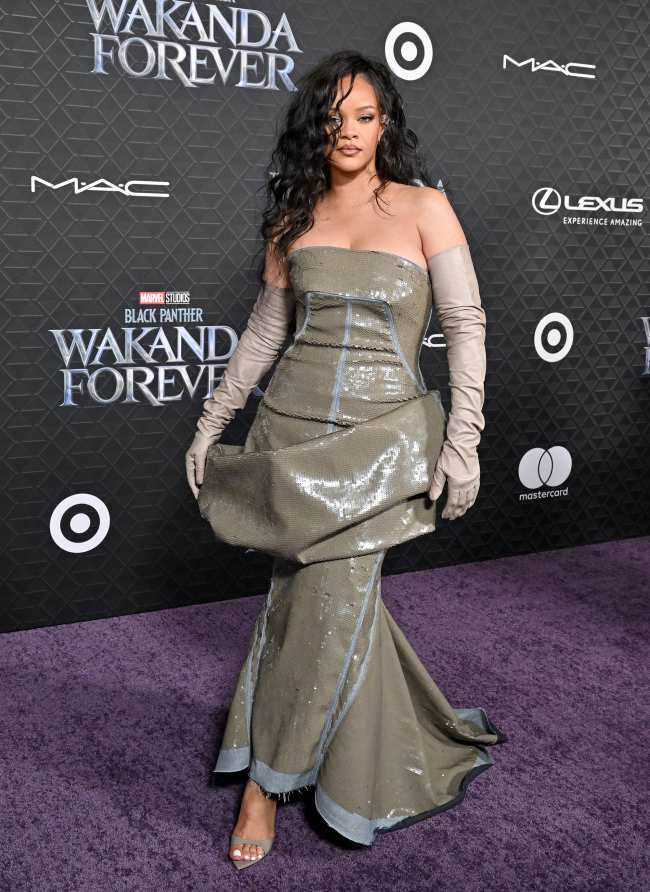              Rihanna hizo su regreso a la alfombra roja despues de su embarazo en Rick Owens en el estreno de Black Panther Wakanda Forever            
