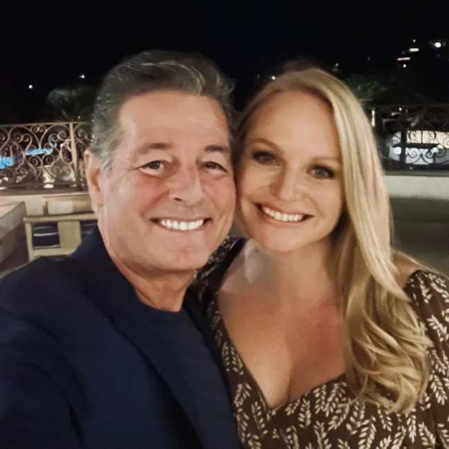 Una selfie de Steve Lodge y Janis Carlson sonriendo