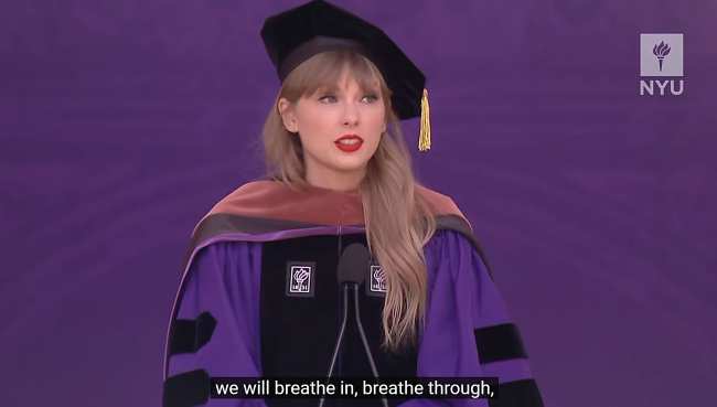              Taylor Swift filtro algunas de sus letras de Midnights al publico en mayo durante un discurso que dio en la Universidad de Nueva York             