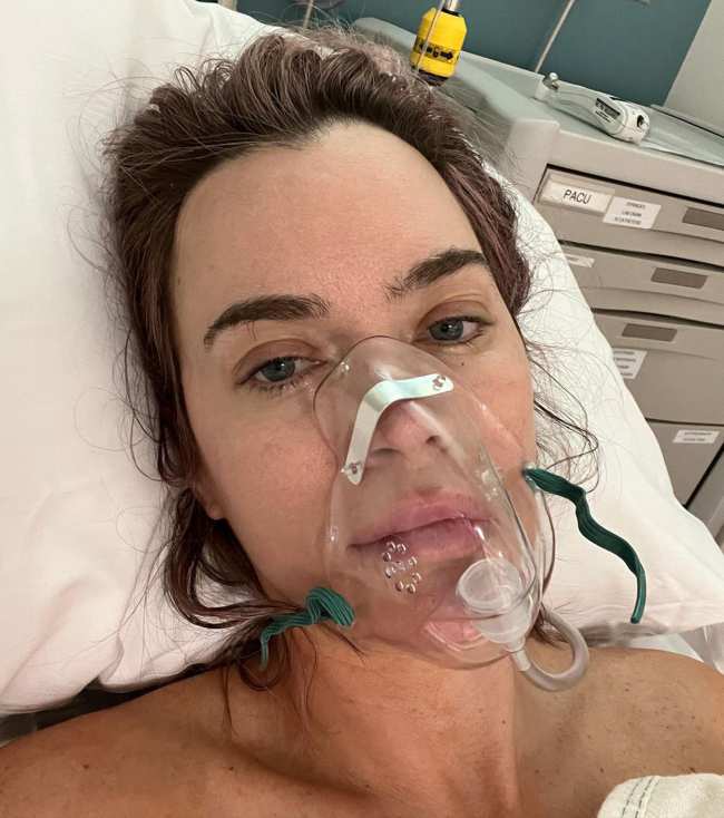 Una selfie de Teddi Mellencamp con una mascara de oxigeno en una cama de hospital