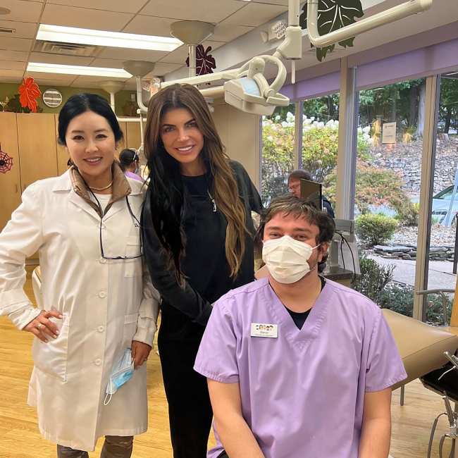 Teresa Giudice posando para una foto con sus ortodoncistas